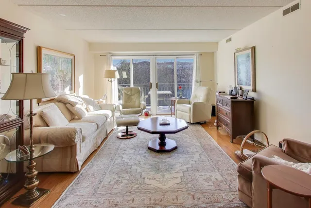 $549,000 | 3940 West Bryn Mawr Avenue, Unit 310, Chicago, IL 60646