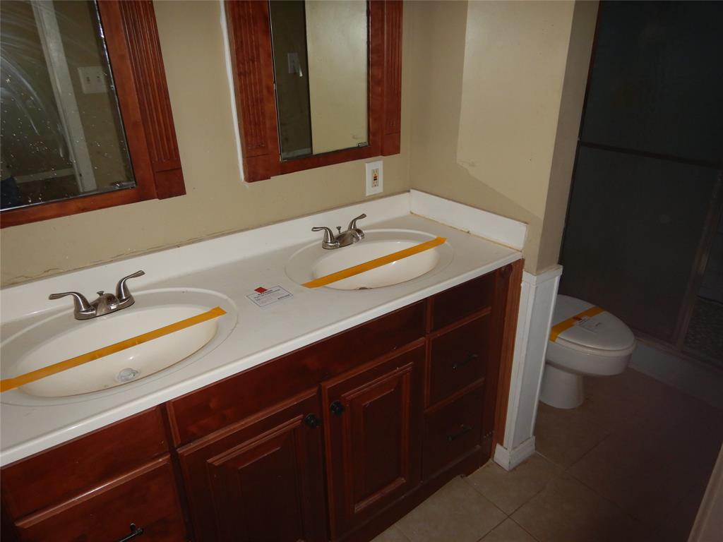 907 Japonica Lane Shreveport, LA 71118 - Photo 11 of 17 a bathroom with a sink and a toilet