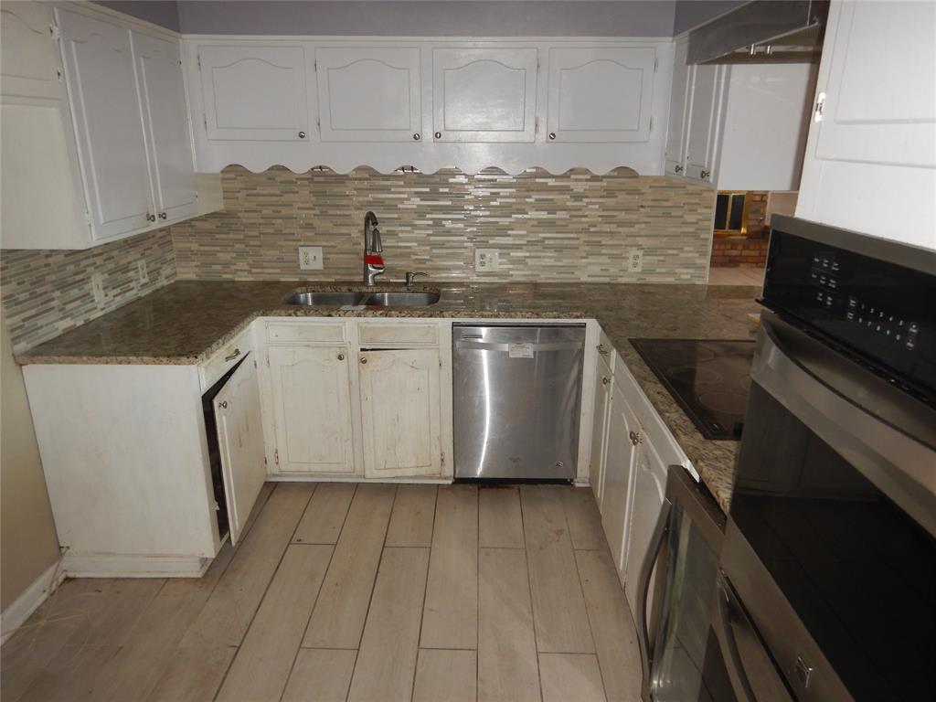 907 Japonica Lane Shreveport, LA 71118 - Photo 4 of 17 a kitchen with granite countertop a sink stove and cabinets