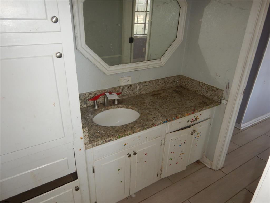 907 Japonica Lane Shreveport, LA 71118 - Photo 8 of 17 a bathroom with a granite countertop sink and a mirror