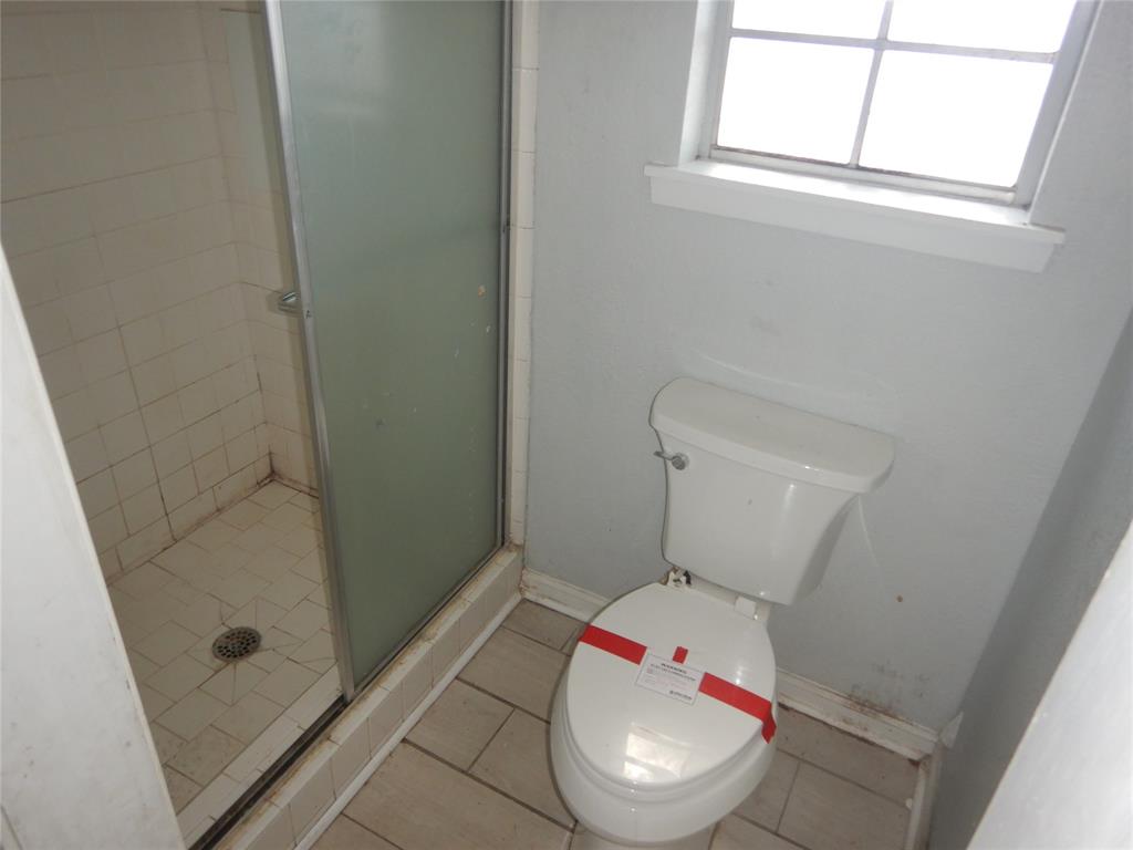907 Japonica Lane Shreveport, LA 71118 - Photo 9 of 17 a white toilet sitting next to a bath tub