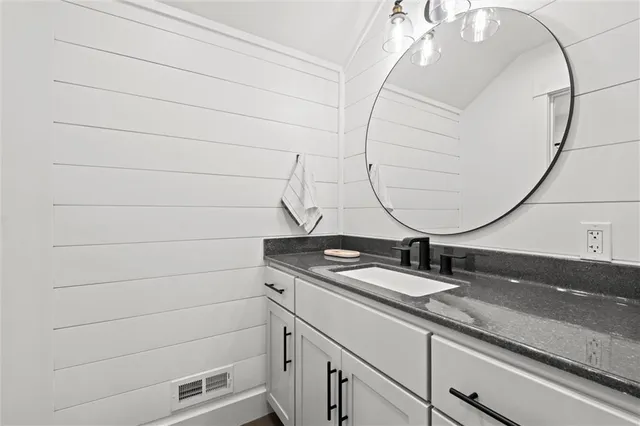 $1,150,000 | 6417 Southwest County Road 10508, Rich Hill, MO 64779