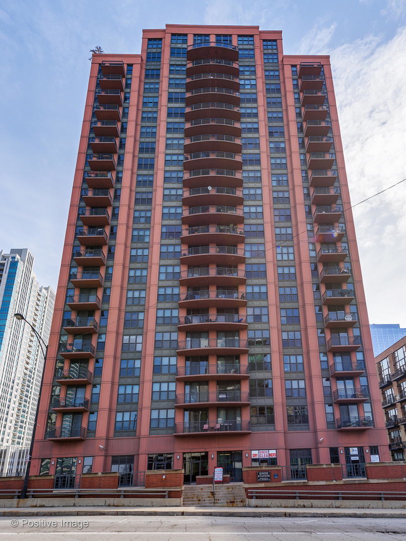 330 North Jefferson Street, Unit 904 Chicago, IL 60661 - Photo 2 of 27 a front view of a building