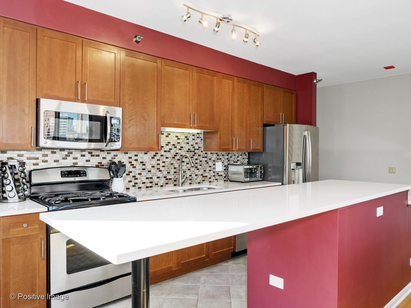 330 North Jefferson Street, Unit 904 Chicago, IL 60661 - Photo 18 of 27 a kitchen with stainless steel appliances a microwave a stove and refrigerator