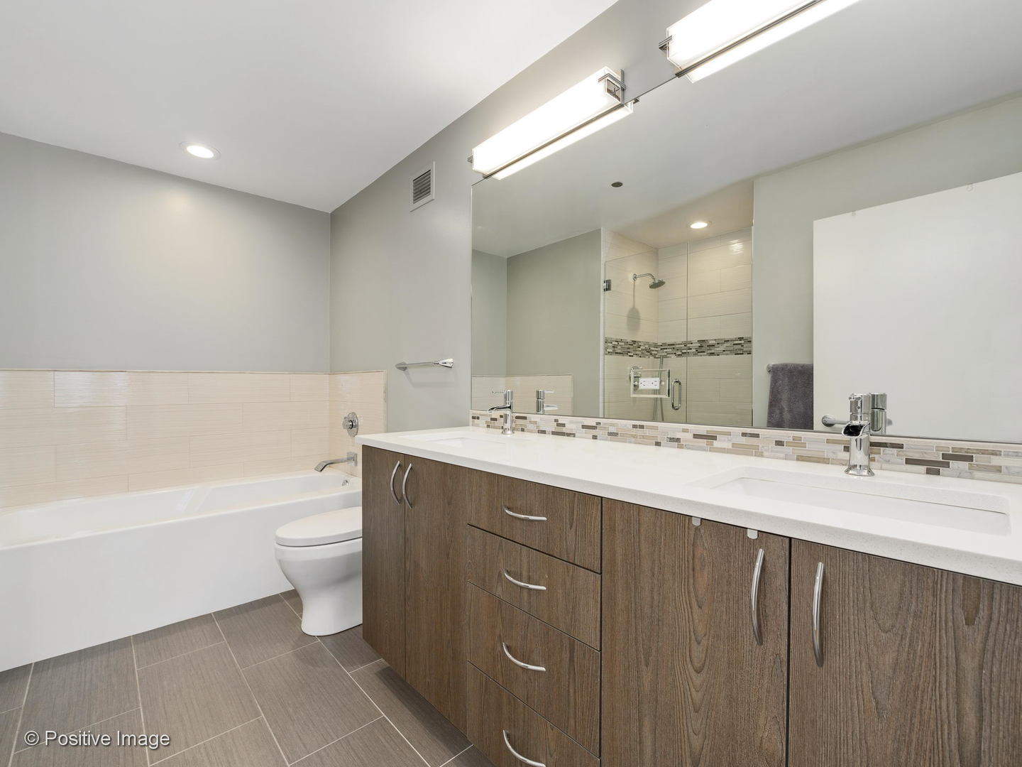 330 North Jefferson Street, Unit 904 Chicago, IL 60661 - Photo 21 of 27 a bathroom with a double vanity sink a toilet and a bathtub