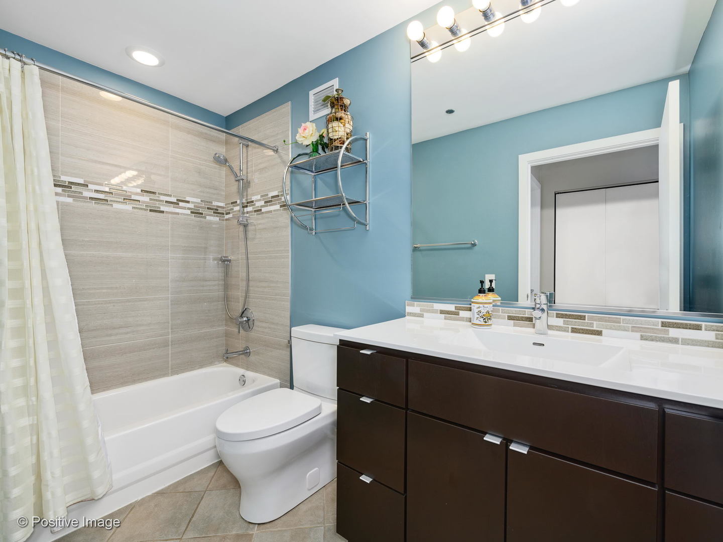 330 North Jefferson Street, Unit 904 Chicago, IL 60661 - Photo 24 of 27 a bathroom with a sink a toilet and shower