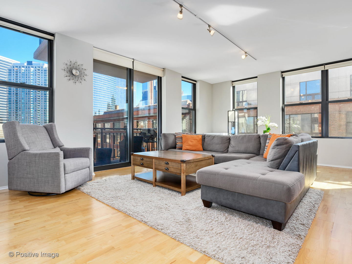 330 North Jefferson Street, Unit 904 Chicago, IL 60661 - Photo 4 of 27 a living room with furniture and large windows