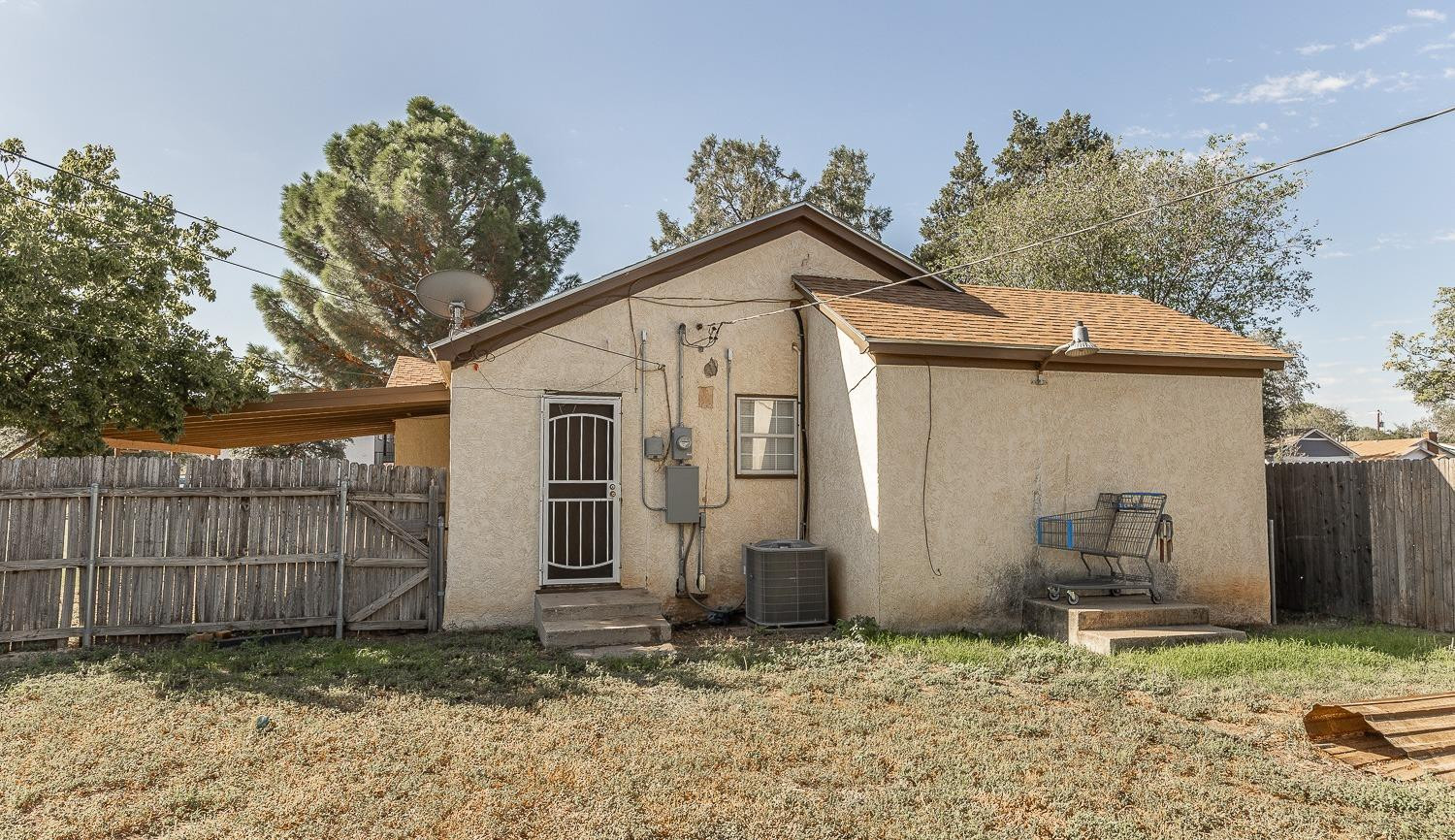 2104 14th Street Lubbock, TX 79401 - Photo 16 of 17 a backyard of a house