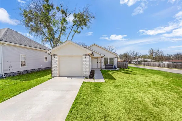 $265,000 | 300 Lipscomb Street, Cleburne, TX 76031