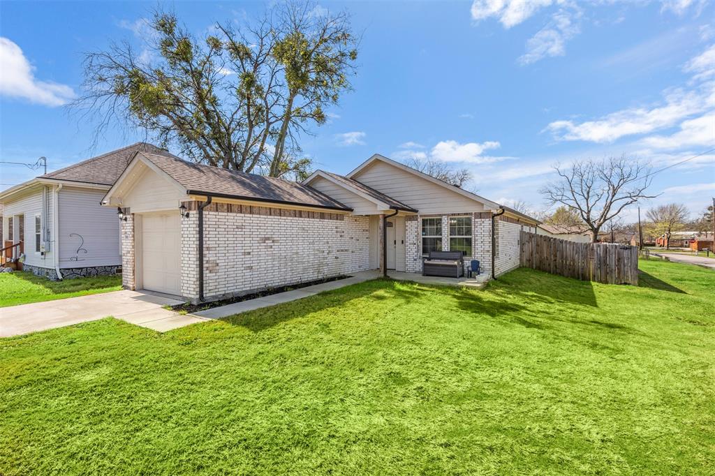 300 Lipscomb Street Cleburne, TX 76031 - Photo 2 of 32