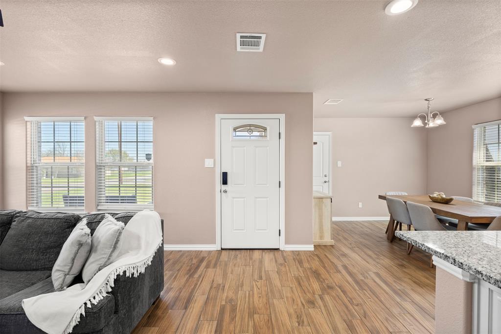 300 Lipscomb Street Cleburne, TX 76031 - Photo 4 of 32