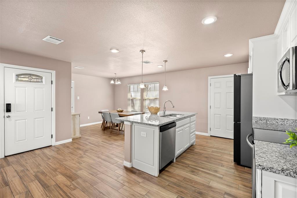 300 Lipscomb Street Cleburne, TX 76031 - Photo 8 of 32