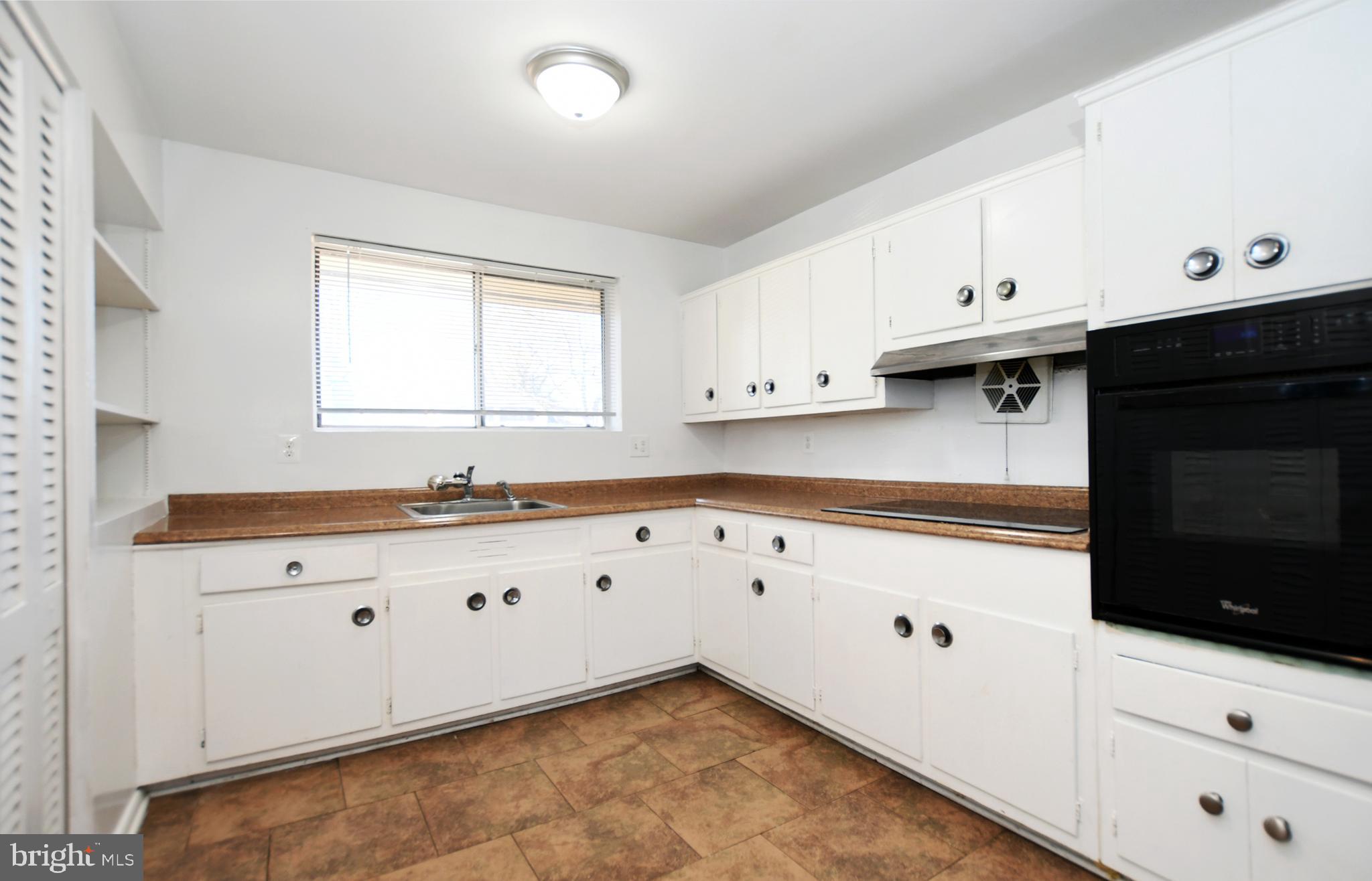 811 Whittington Terrace Silver Spring, MD 20901 - Photo 10 of 31 Black glass cooktop & wall oven.