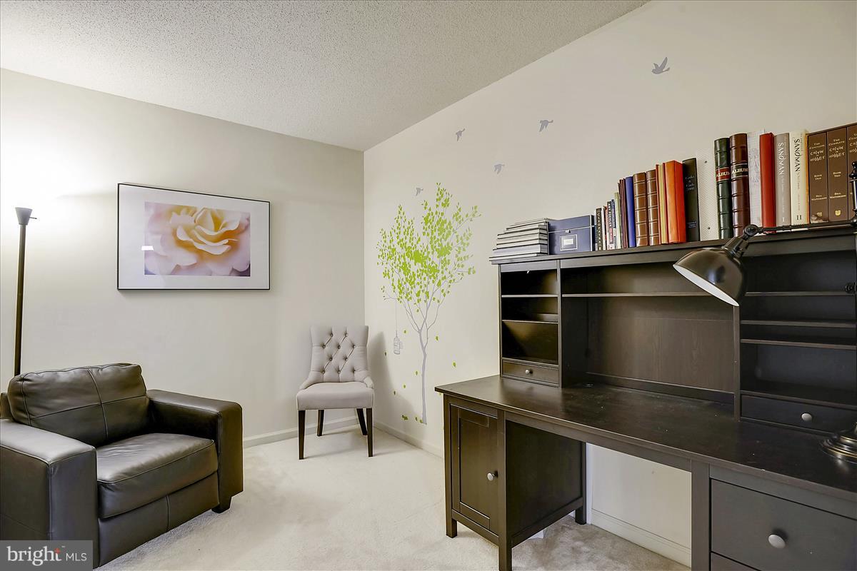 2726 Gallows Road, Unit 612 Vienna, VA 22180 - Photo 4 of 30 a living room with furniture