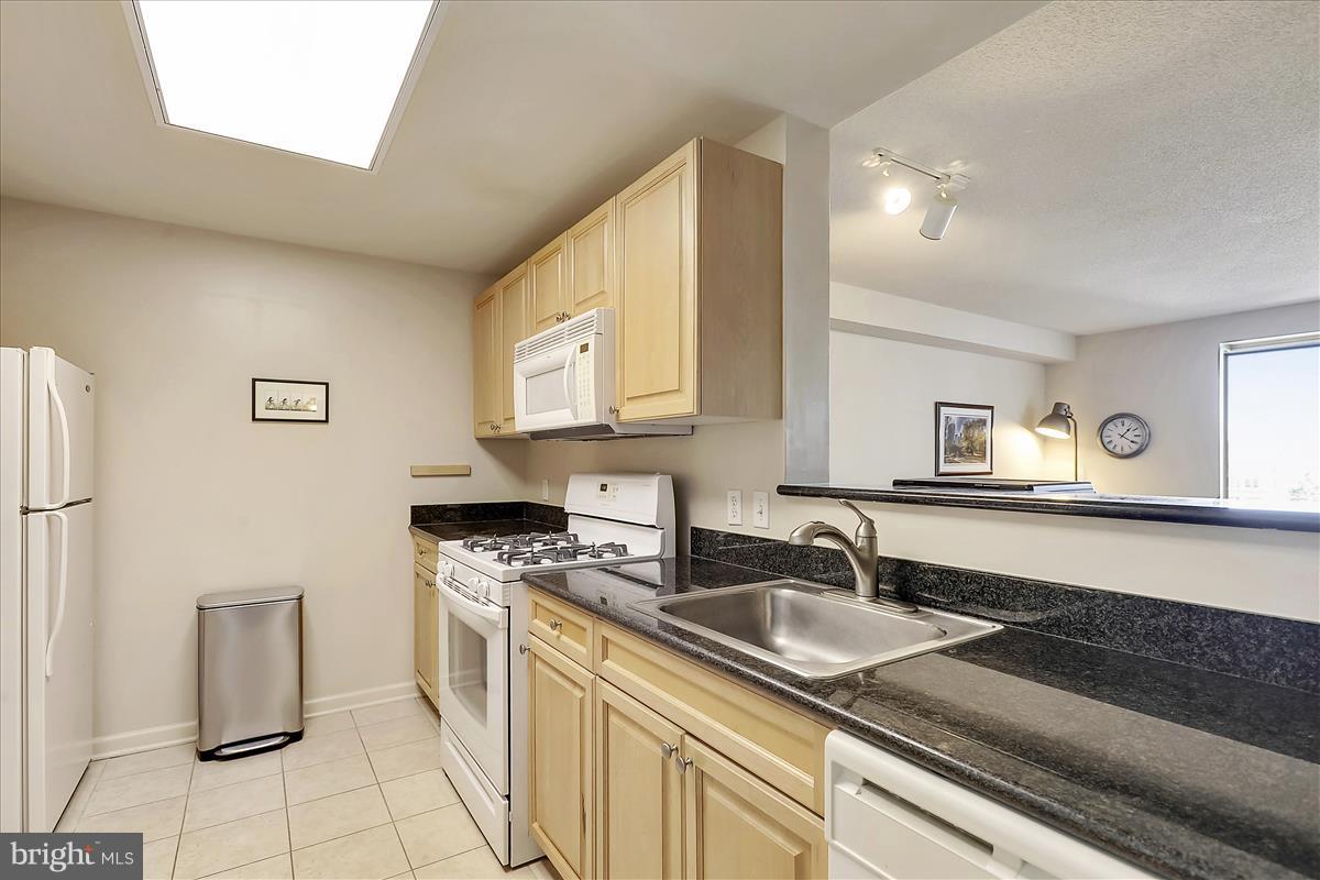 2726 Gallows Road, Unit 612 Vienna, VA 22180 - Photo 6 of 30 a kitchen that has a sink and a stove