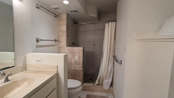 $2,000 | 5124 North 31st Place, Unit 517, Phoenix, AZ 85016