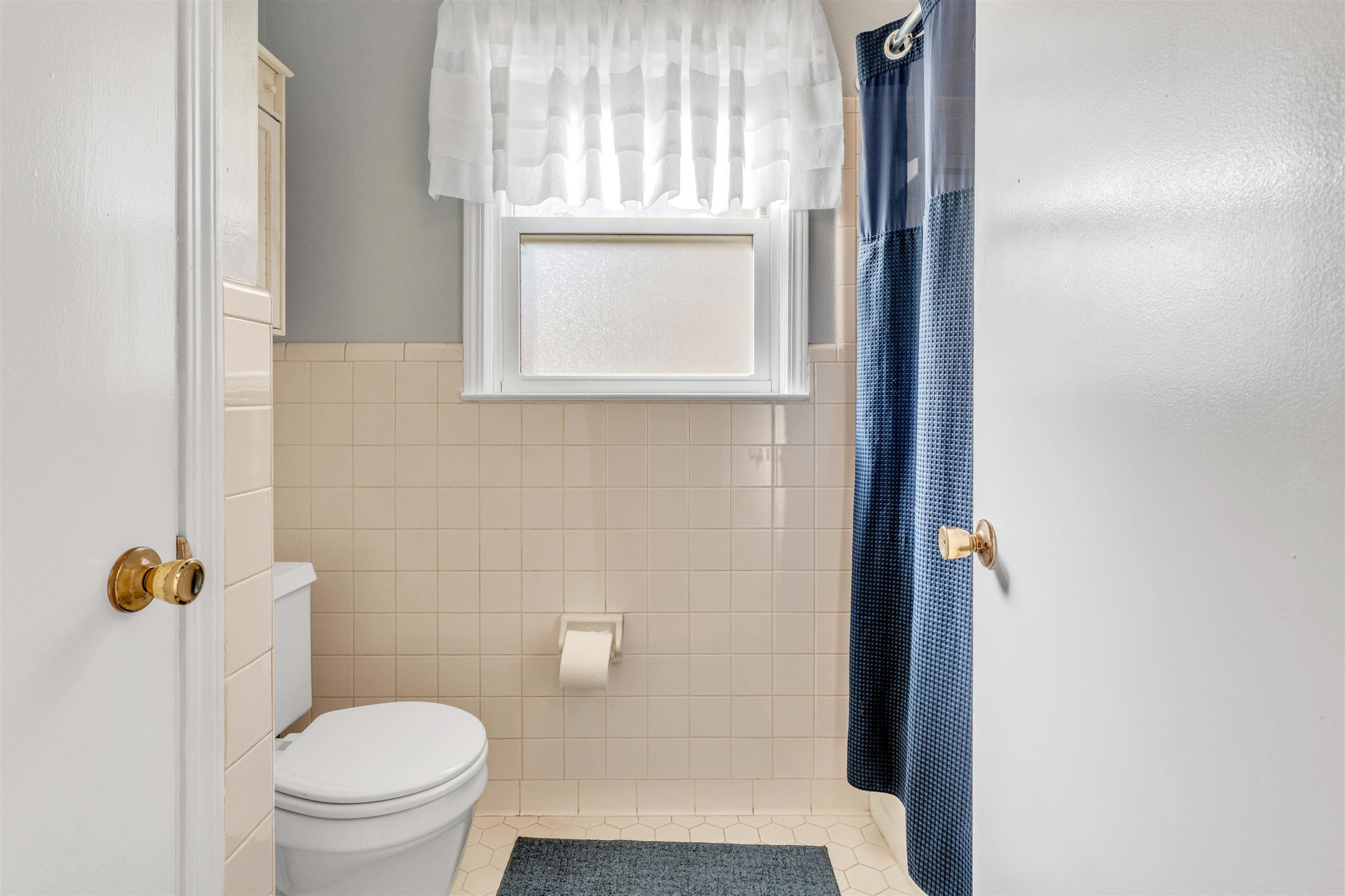 3613 Acacia Street Memphis, TN 38116 - Photo 16 of 33 a bathroom with a toilet window and shower