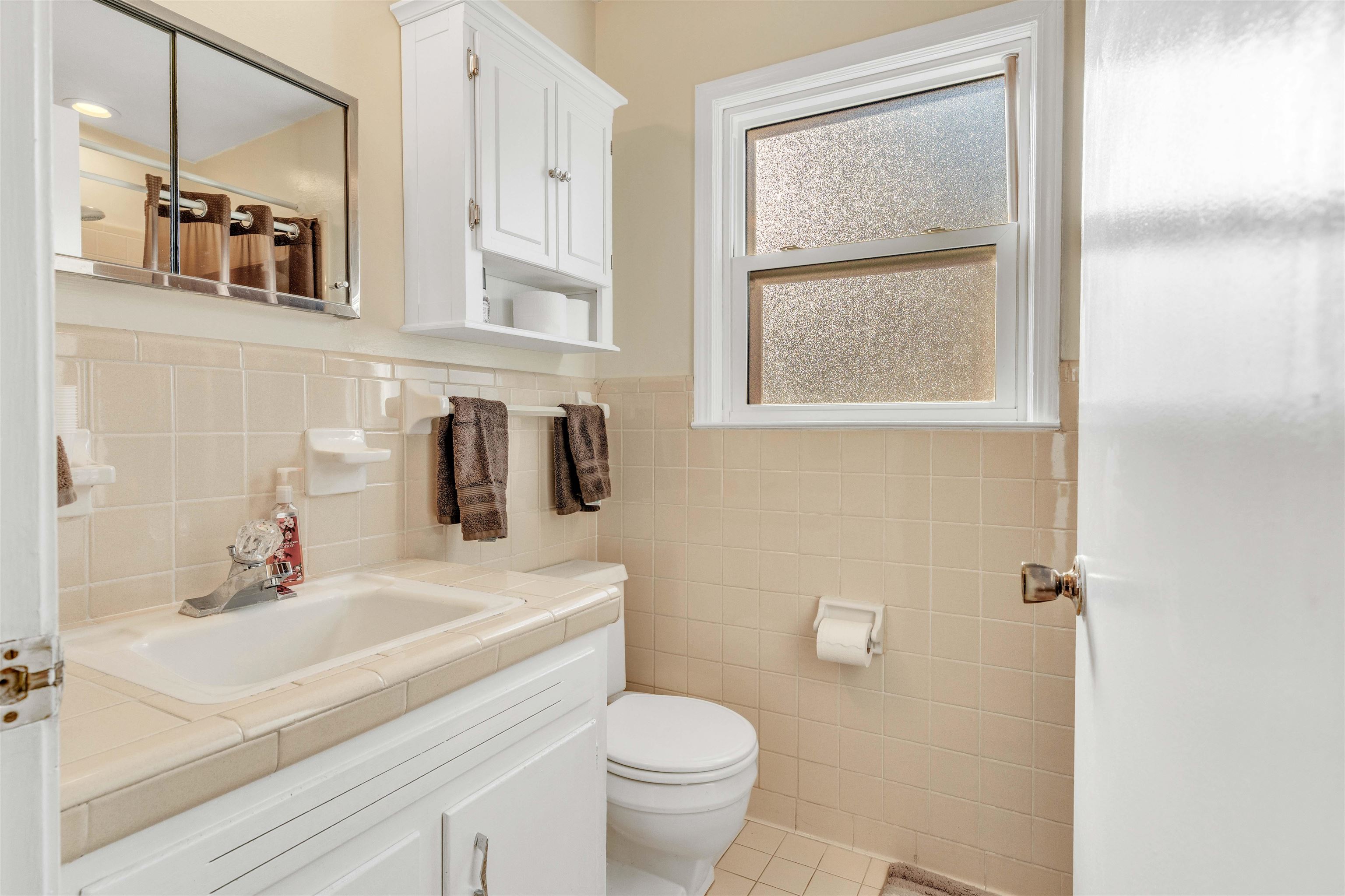 3613 Acacia Street Memphis, TN 38116 - Photo 19 of 33 a bathroom with a sink toilet and mirror