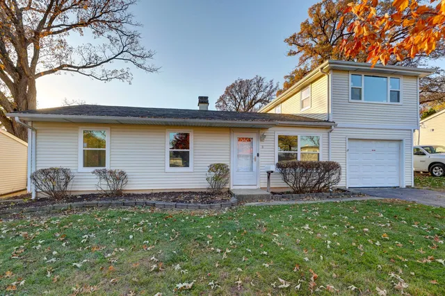 $320,000 | 8 Timber Trail, Streamwood, IL 60107