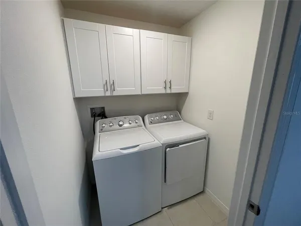 en empty room with windows and ceiling fan