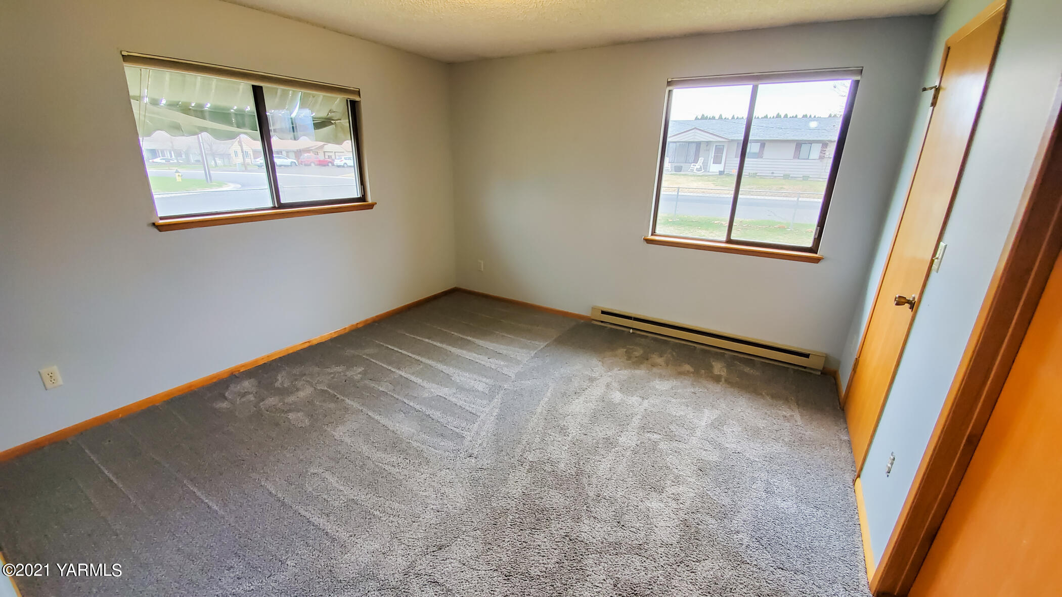 1503 South 27th Avenue Yakima, WA 98902 - Photo 11 of 26 a view of an empty room with a window