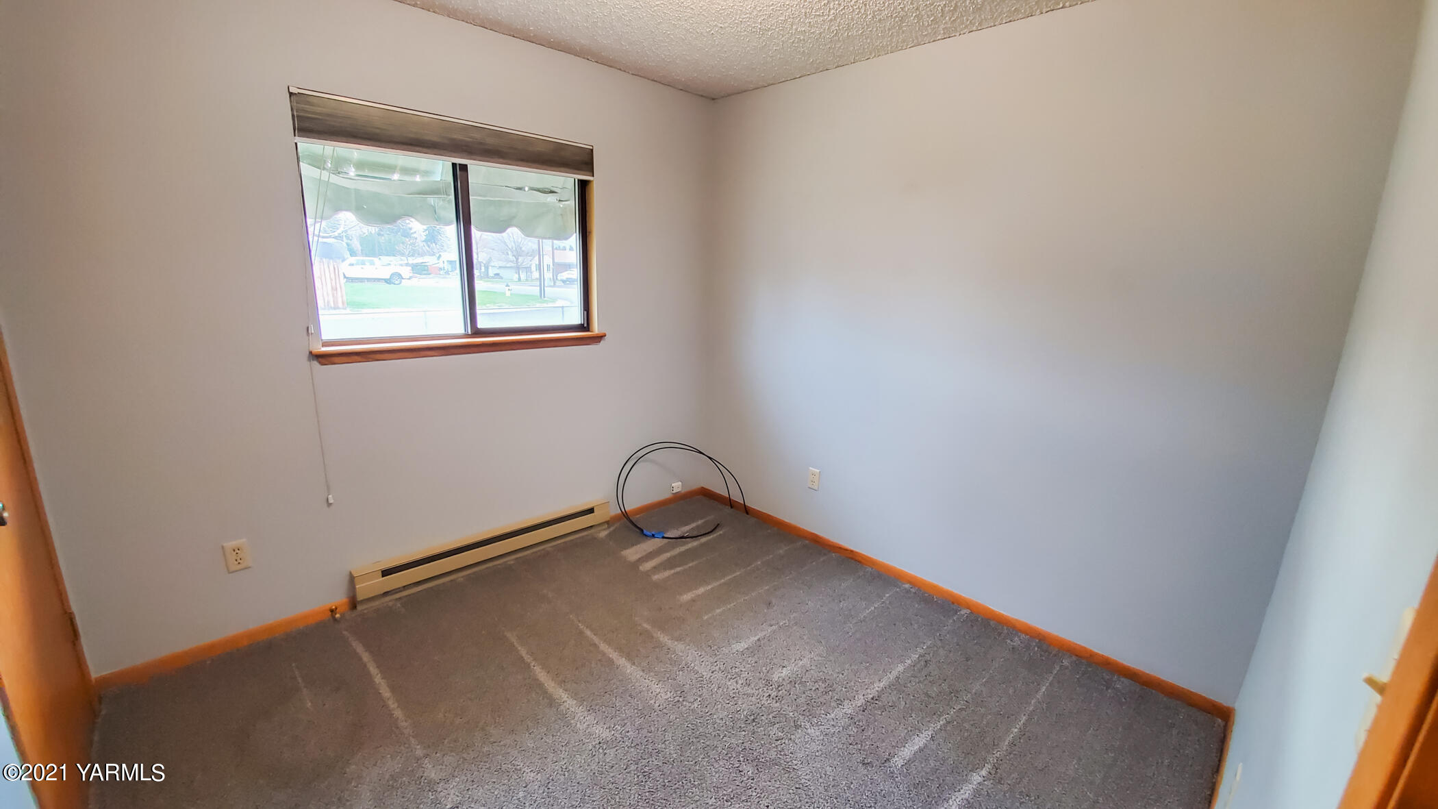 1503 South 27th Avenue Yakima, WA 98902 - Photo 16 of 26 a room with a window