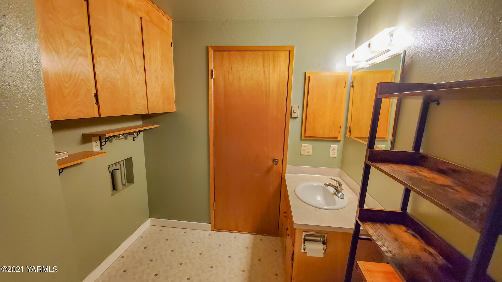 1503 South 27th Avenue Yakima, WA 98902 - Photo 20 of 26 a view of a hallway with bathroom