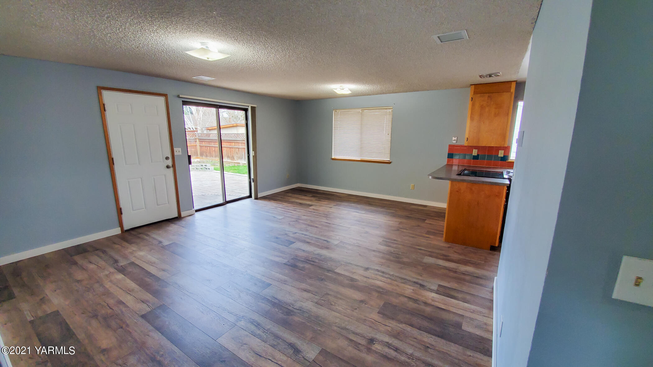 1503 South 27th Avenue Yakima, WA 98902 - Photo 4 of 26 an empty room with wooden floor and windows