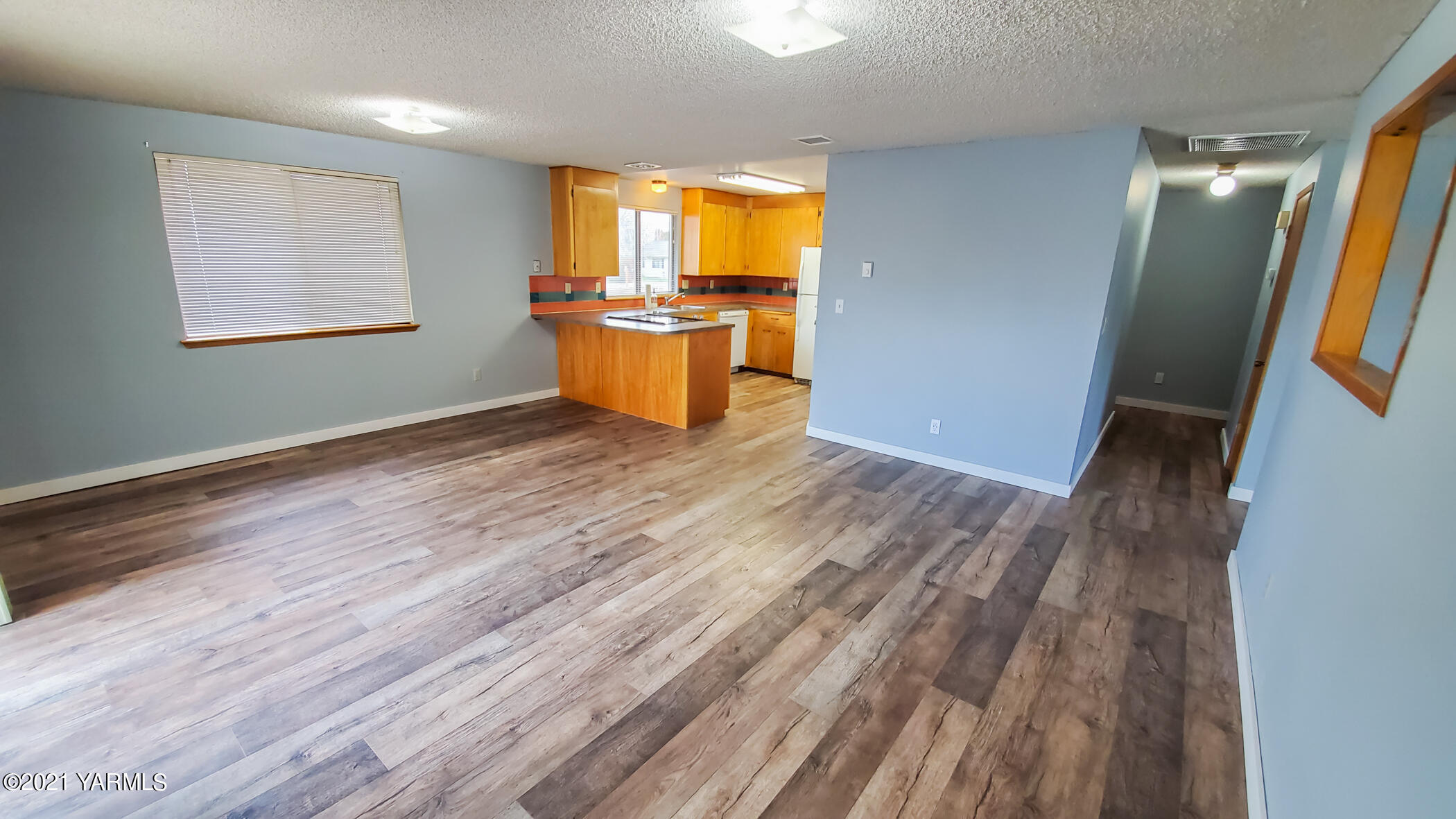 1503 South 27th Avenue Yakima, WA 98902 - Photo 7 of 26 a view of empty room with wooden floor and fan