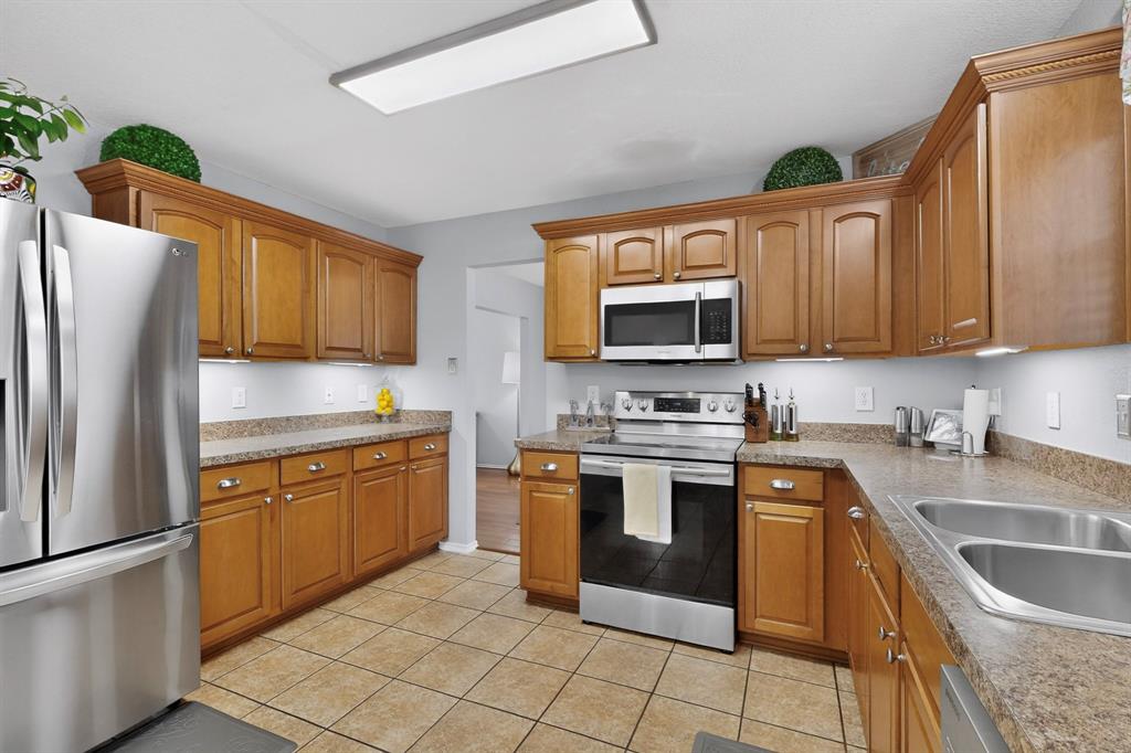 3825 Clay Mathis Road Mesquite, TX 75181 - Photo 6 of 39 Spacious Kitchen