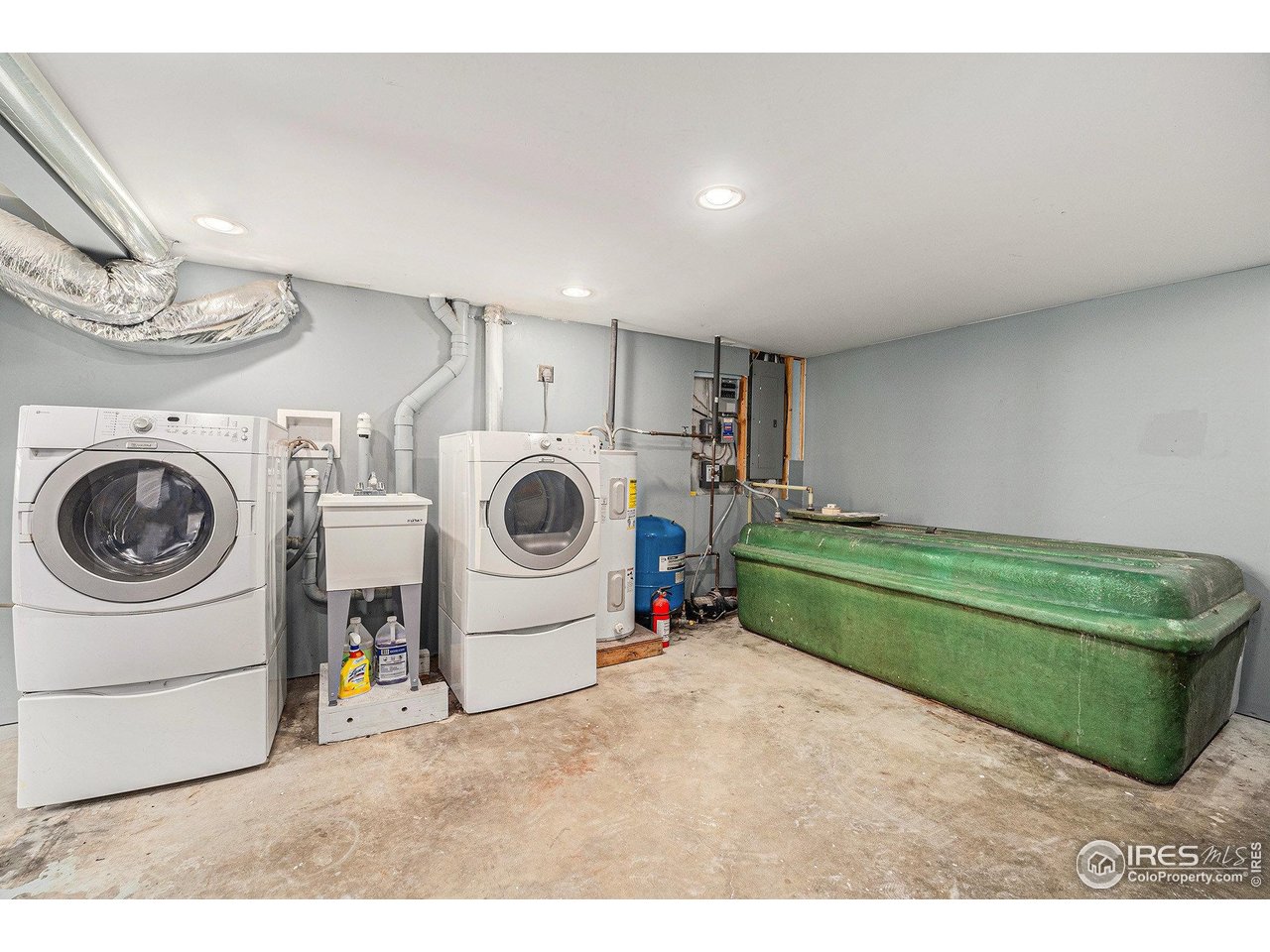 147 St Vrain Trail Ward, CO 80481 - Photo 21 of 31 a utility room with dryer and washer