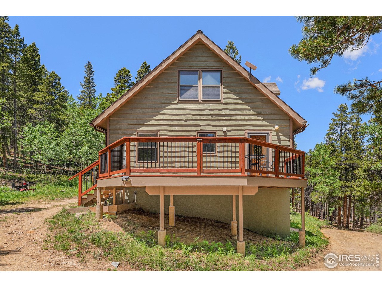 147 St Vrain Trail Ward, CO 80481 - Photo 5 of 31 a backyard of a house with table and chairs