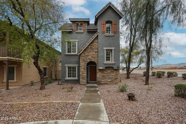 $2,325 | 5744 South 21st Place, Phoenix, AZ 85040