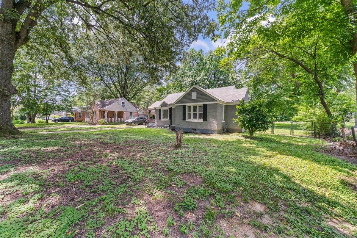 1049 McEvers Road Memphis, TN 38111 - Photo 3 of 28 a house view with a garden space