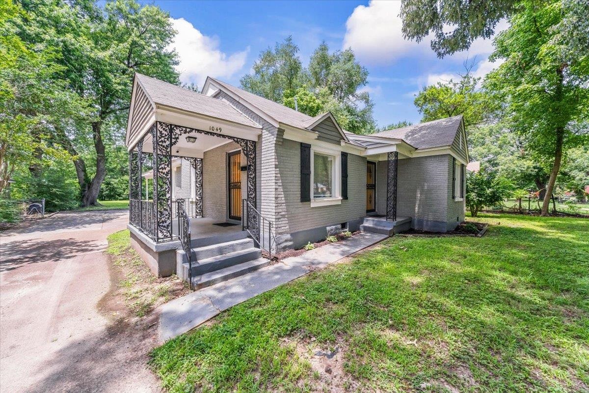 1049 McEvers Road Memphis, TN 38111 - Photo 4 of 28 front view of house with a yard