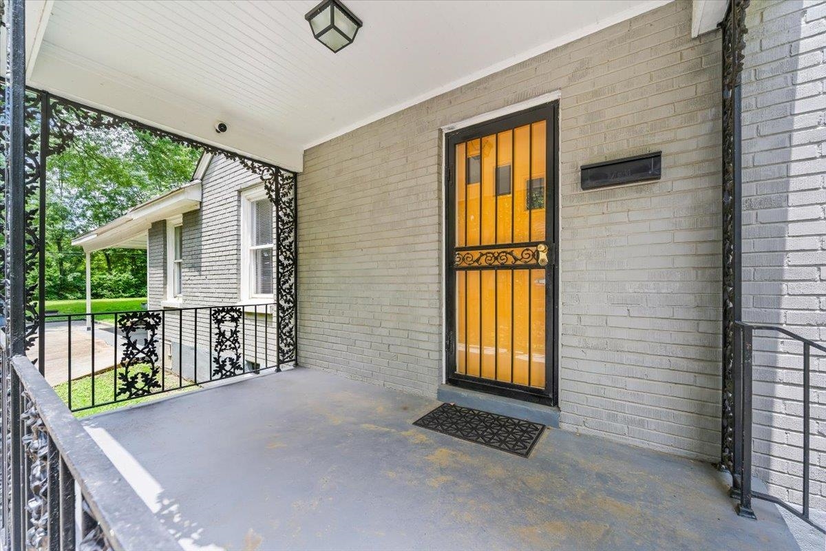 1049 McEvers Road Memphis, TN 38111 - Photo 5 of 28 a view of porch with a porch