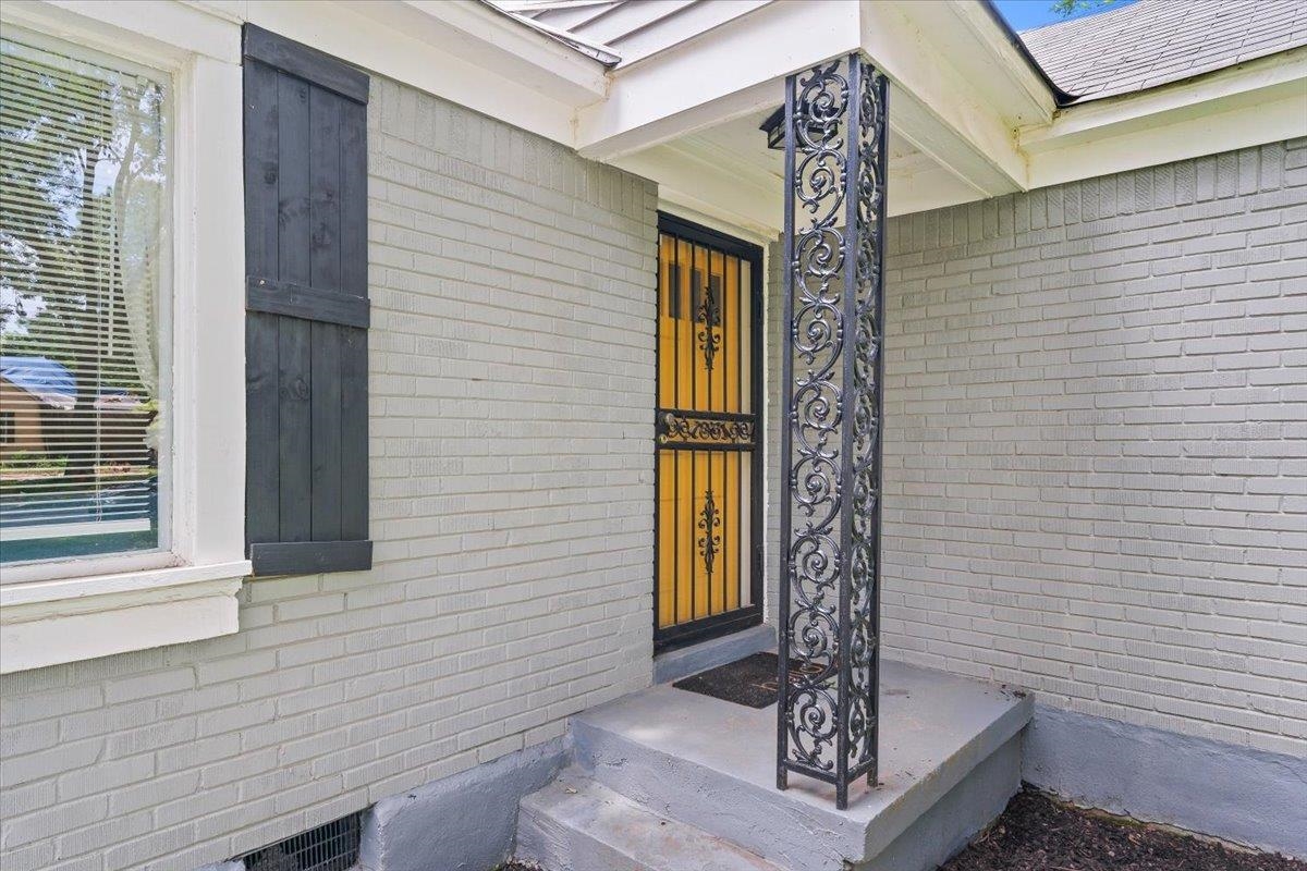 1049 McEvers Road Memphis, TN 38111 - Photo 6 of 28 a front view of a house with a fountain