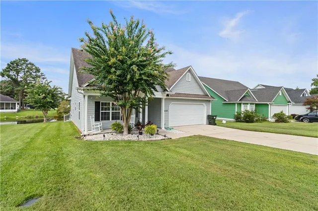 a view of a house with a yard