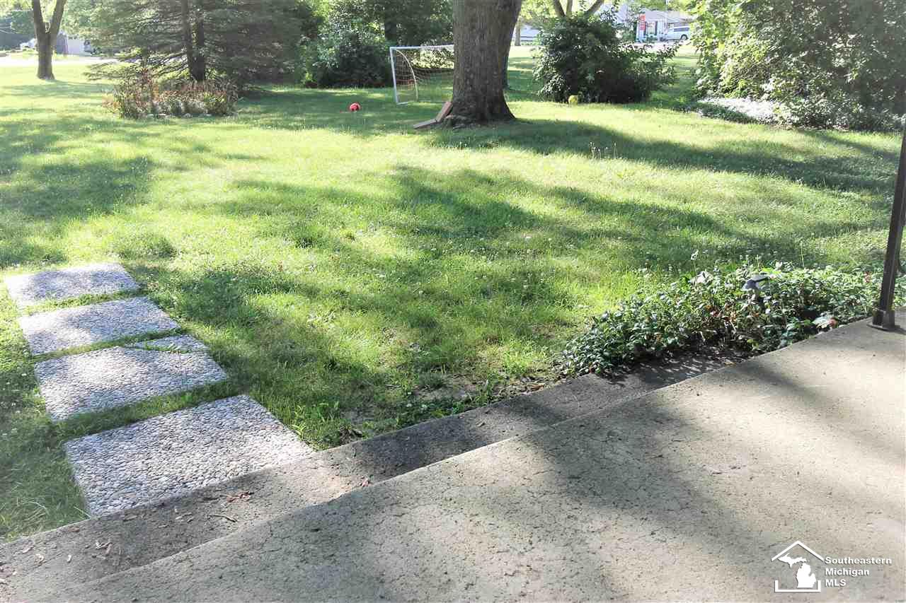 8481 Secor Road Lambertville, MI 48144 - Photo 4 of 11