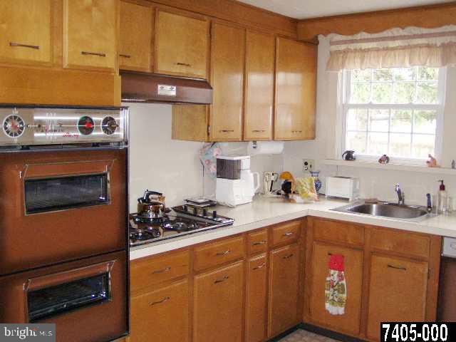 412 Edgehill Road York, PA 17403 - Photo 4 of 9