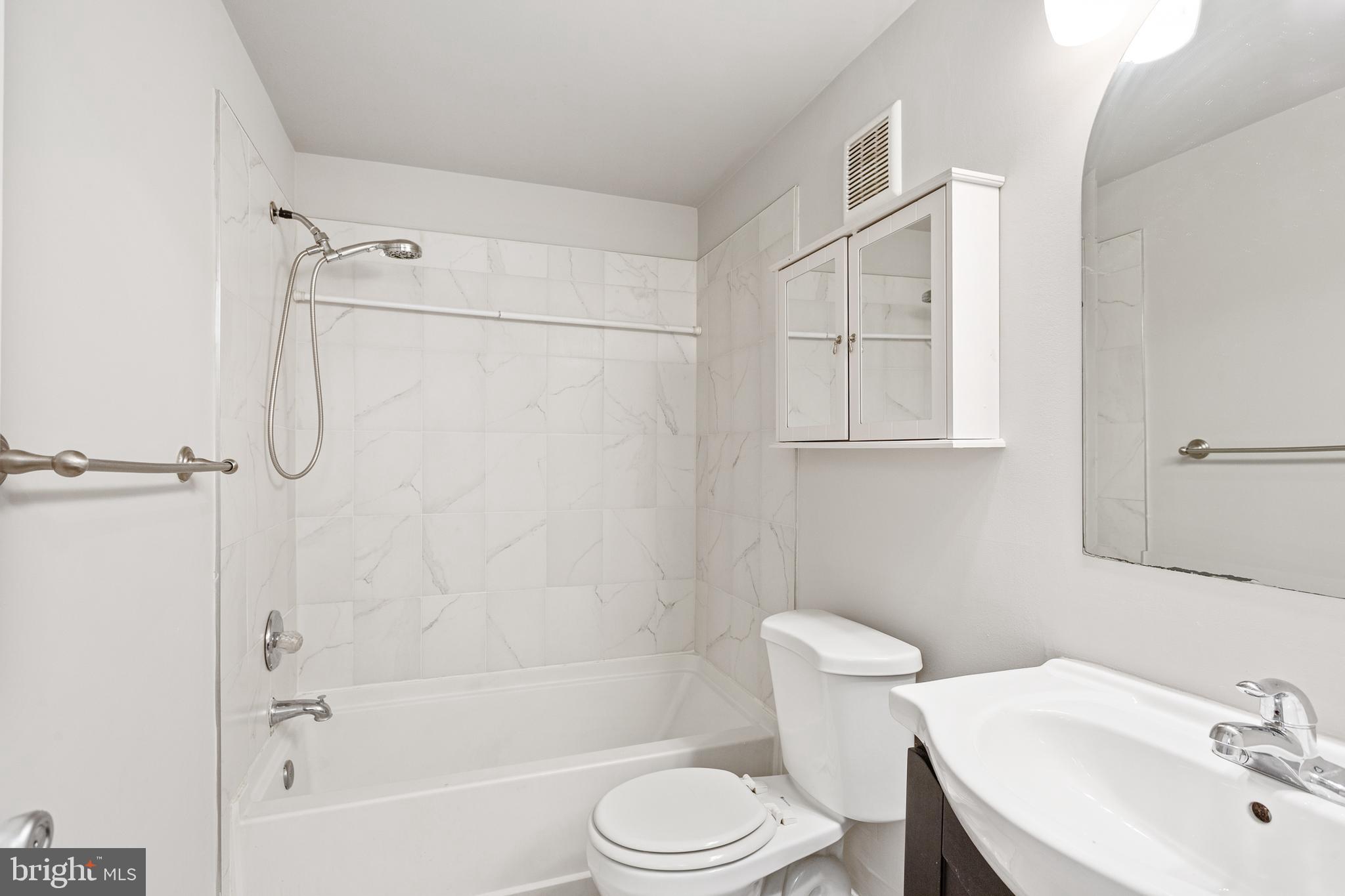 500 South Charles Street, Unit R96 Baltimore, MD 21201 - Photo 18 of 29 Hallway Bathroom