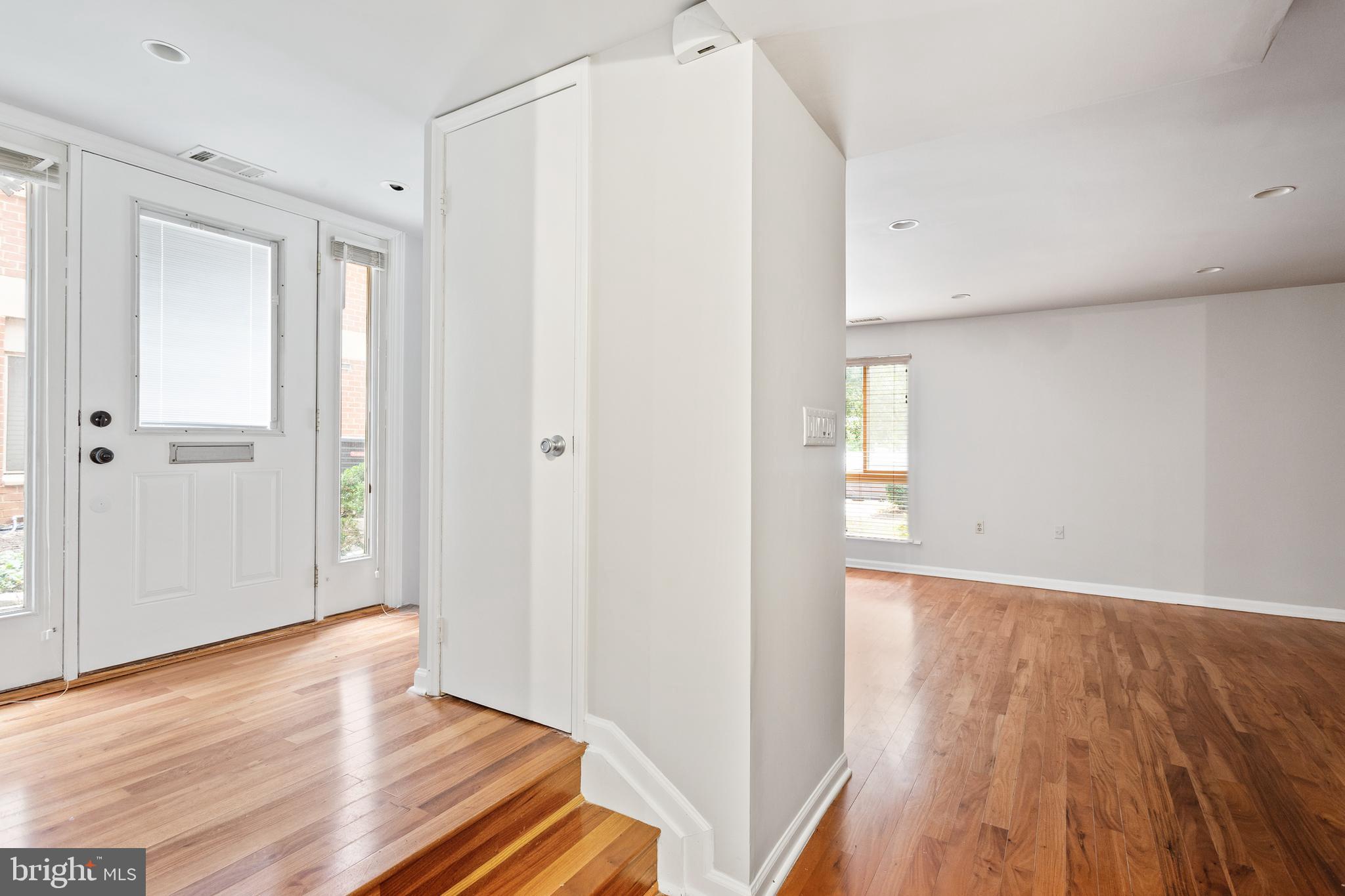 500 South Charles Street, Unit R96 Baltimore, MD 21201 - Photo 3 of 29 Entryway with Closet