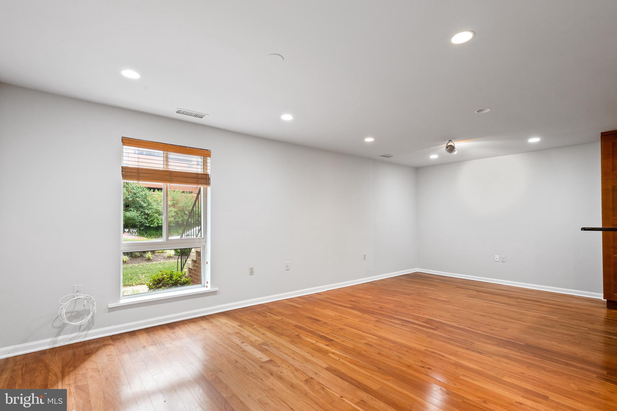 500 South Charles Street, Unit R96 Baltimore, MD 21201 - Photo 7 of 29 Living Room/Dining Room