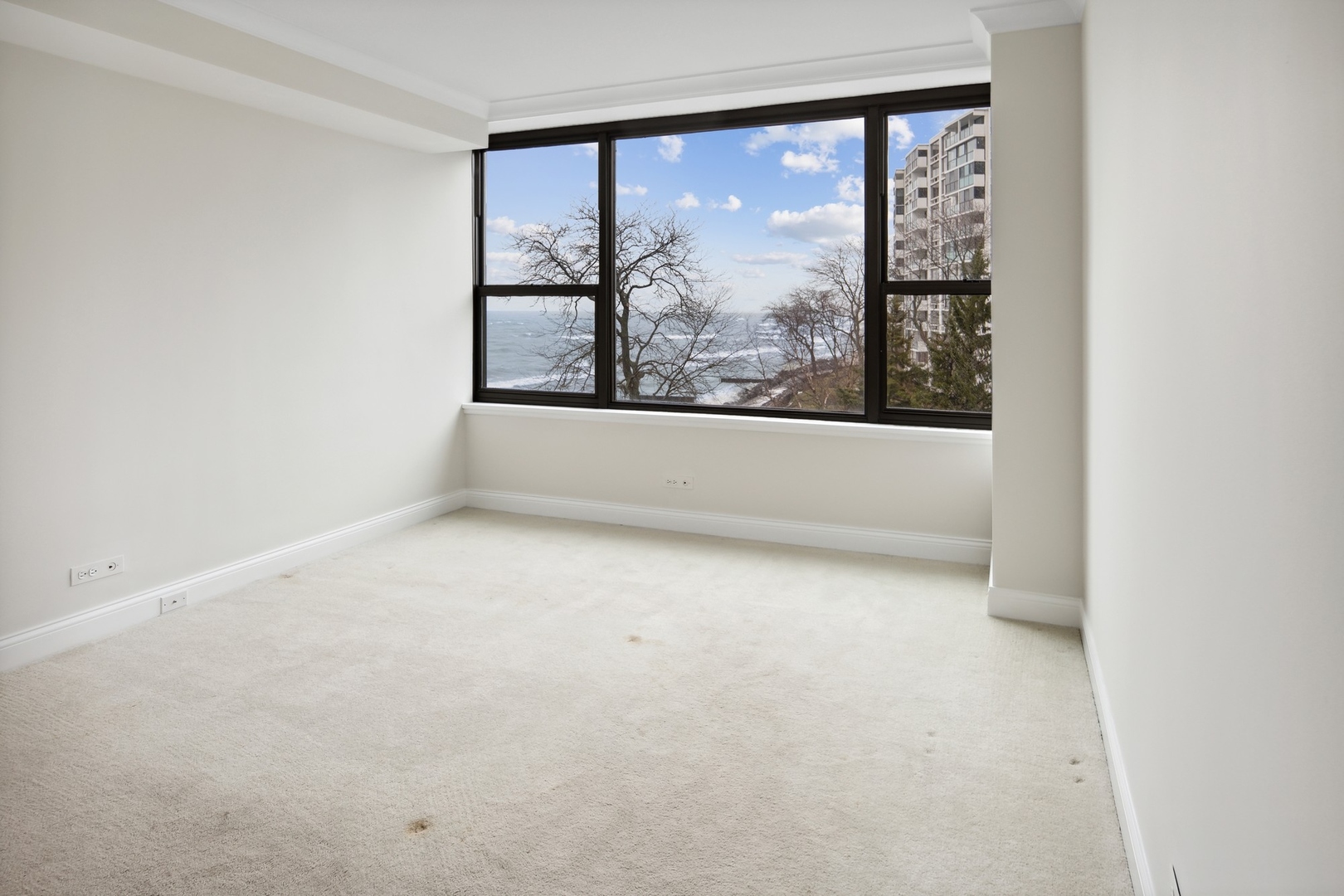 1616 Sheridan Road, Unit 3G Wilmette, IL 60091 - Photo 11 of 20 an empty room with a large window