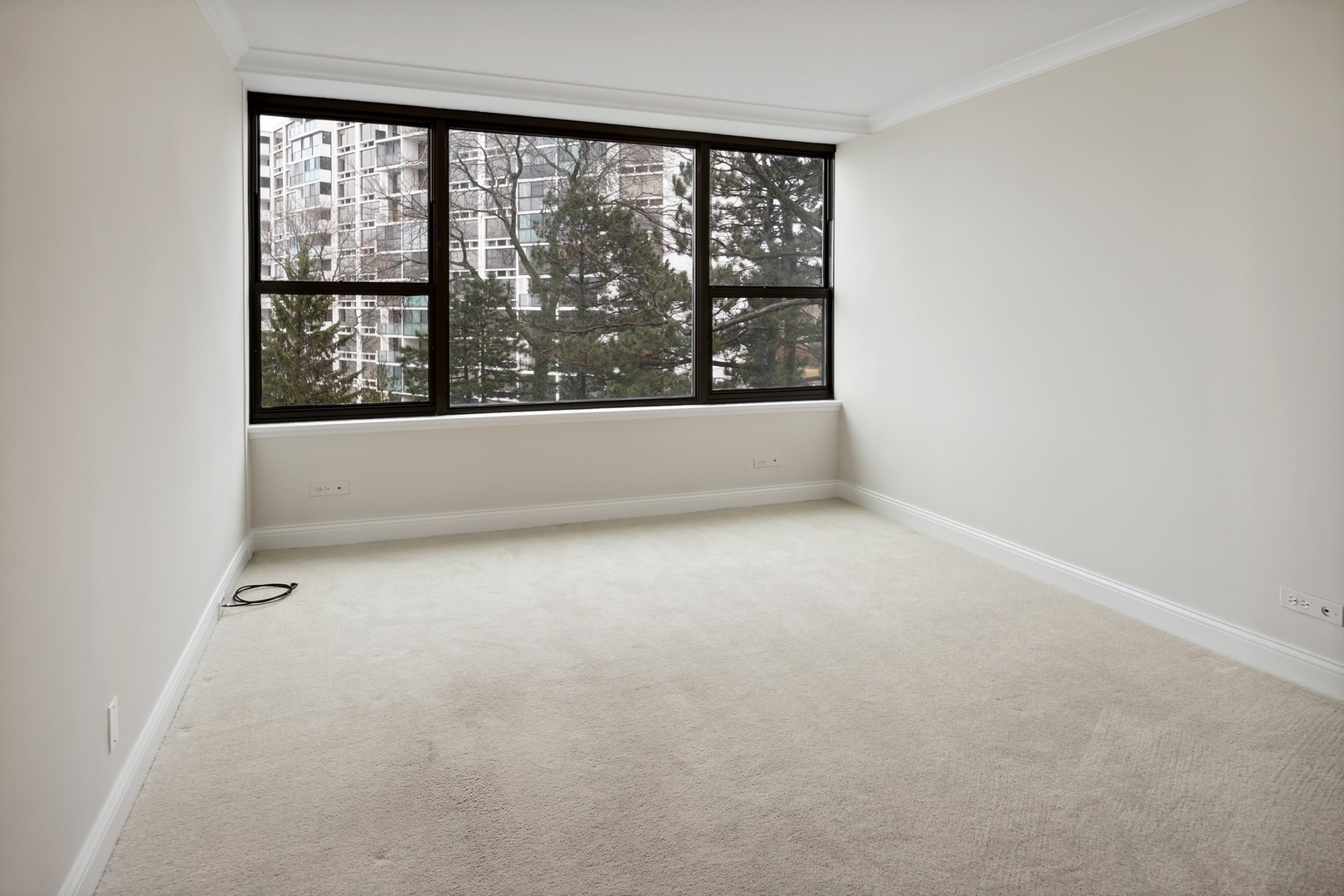 1616 Sheridan Road, Unit 3G Wilmette, IL 60091 - Photo 14 of 20 an empty room with a large window