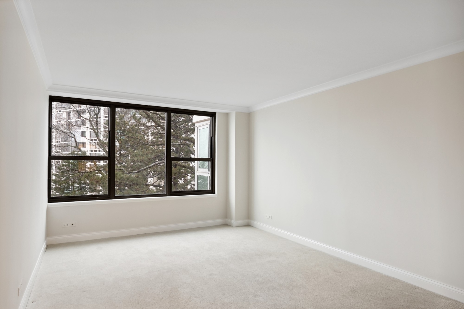1616 Sheridan Road, Unit 3G Wilmette, IL 60091 - Photo 16 of 20 an empty room with a window