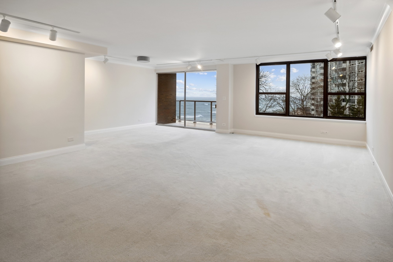 1616 Sheridan Road, Unit 3G Wilmette, IL 60091 - Photo 4 of 20 a view of an empty room with a window