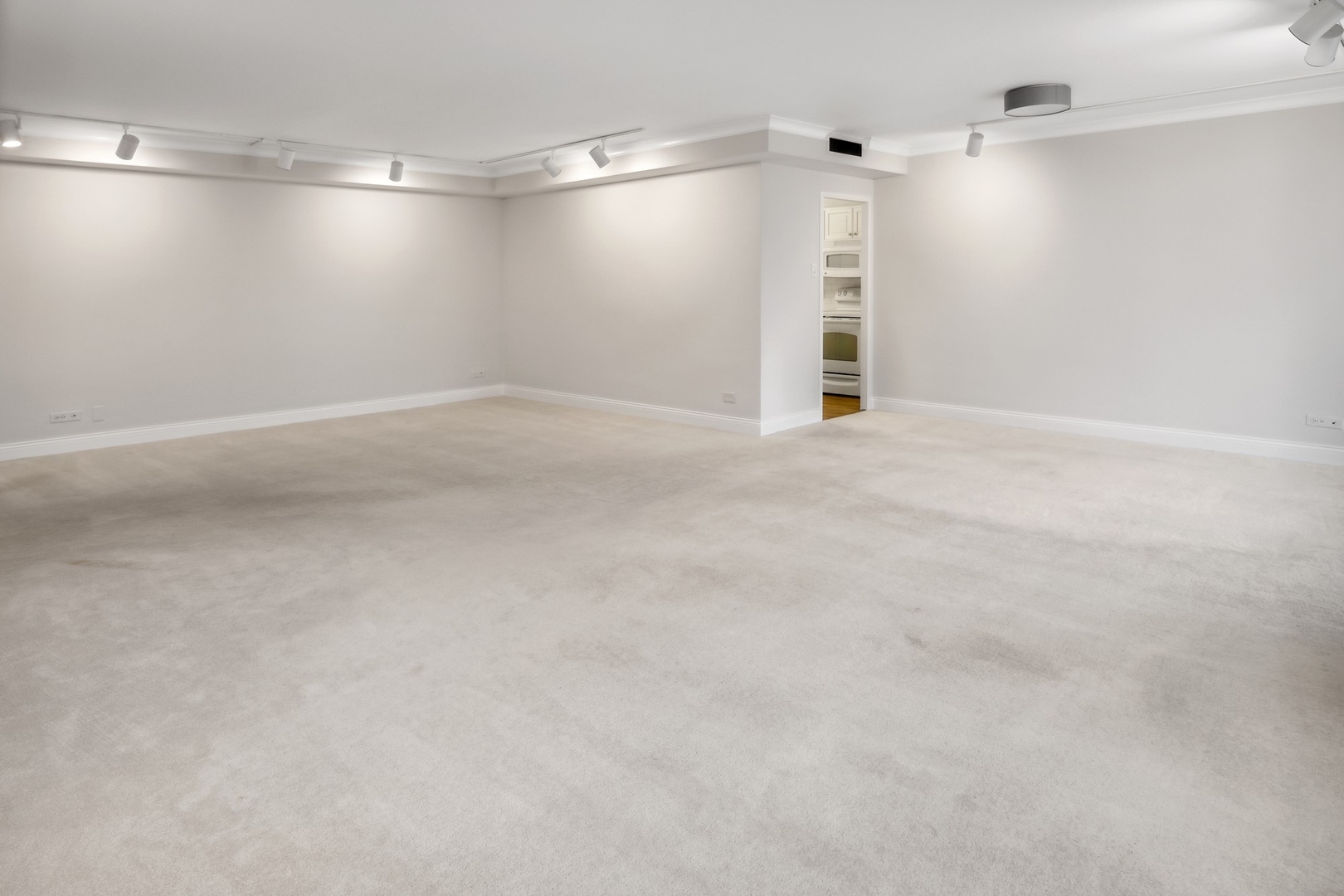 1616 Sheridan Road, Unit 3G Wilmette, IL 60091 - Photo 5 of 20 a view of empty room