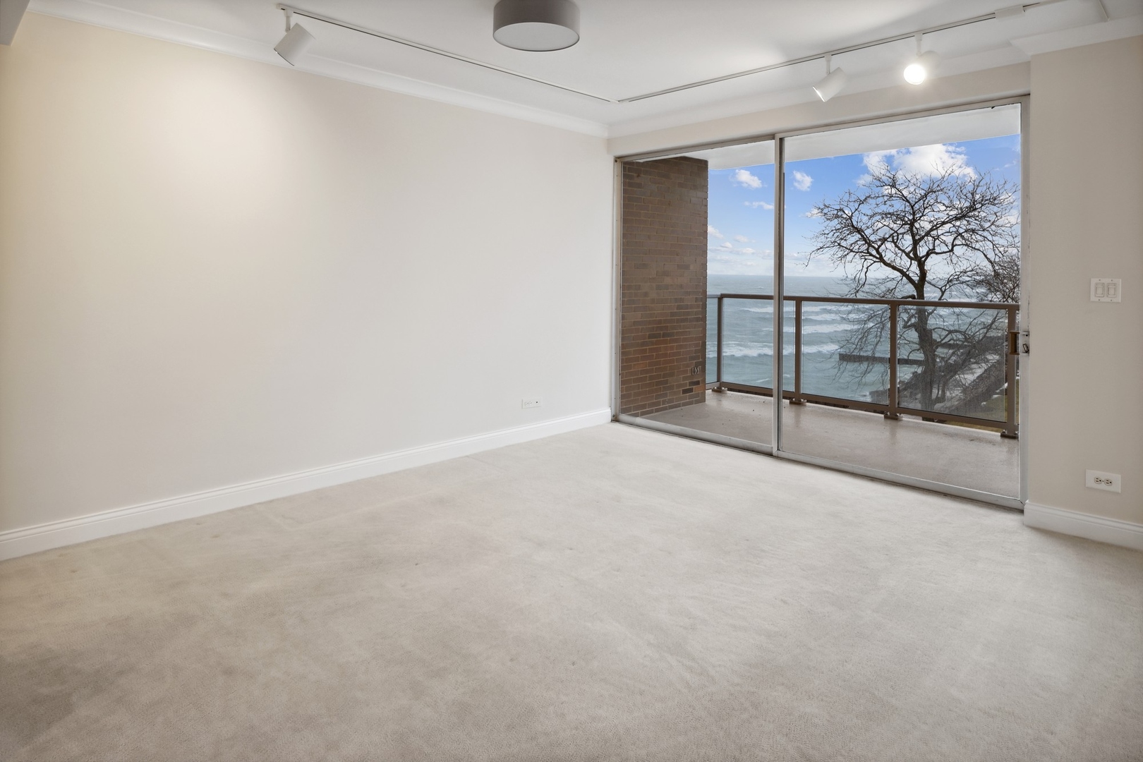 1616 Sheridan Road, Unit 3G Wilmette, IL 60091 - Photo 6 of 20 a view of an empty room with windows