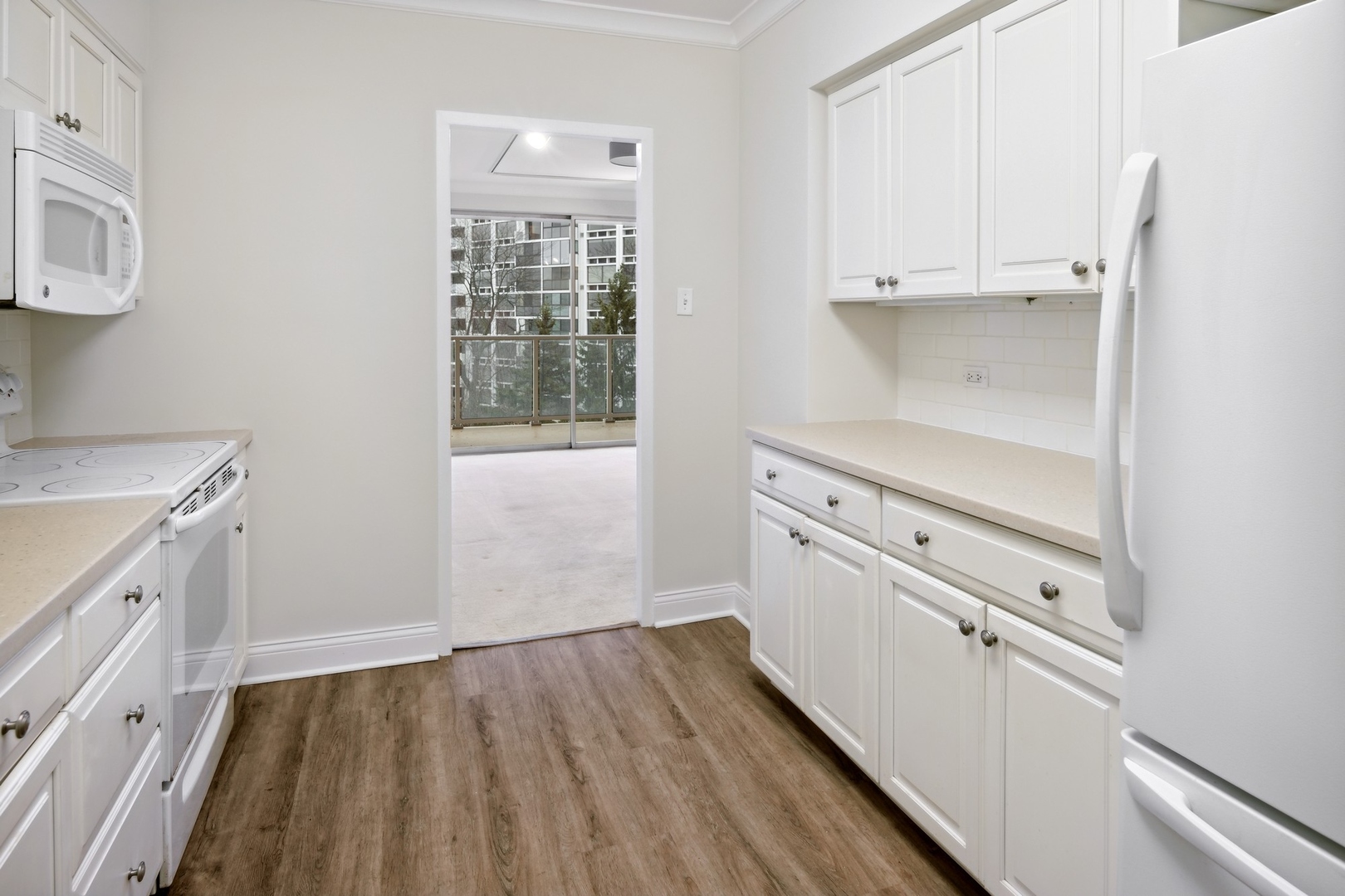 1616 Sheridan Road, Unit 3G Wilmette, IL 60091 - Photo 10 of 20 a view of a kitchen with wooden floor and electronic appliances